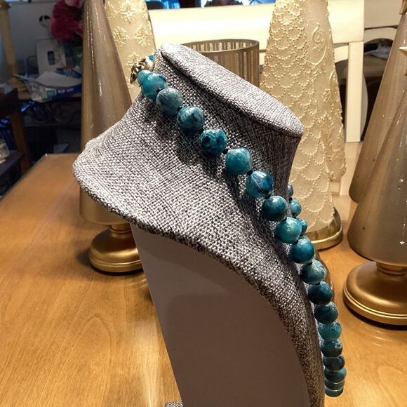 Vintage Blue Tones Acrylic Bead Necklace with Goldtone Push In Clasp - Picture 6 of 7